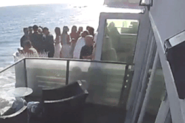 Mỹ: Nhà ven biển bất ngờ sập ban công, hàng chục người rơi xuống bãi đá