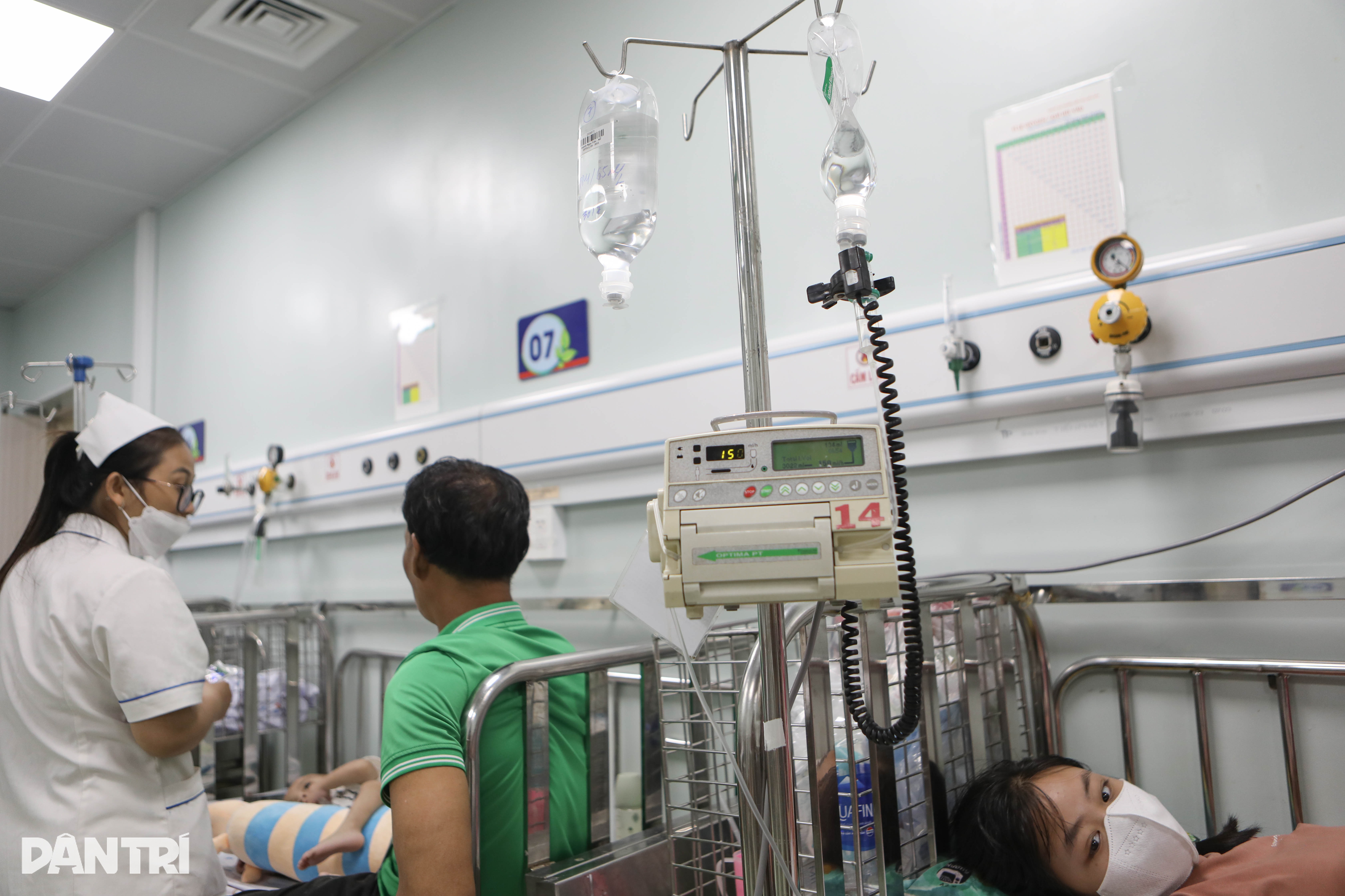 Hàng loạt người lớn, trẻ em ở TPHCM nhập viện vì đe dọa sốc sốt xuất huyết - 8