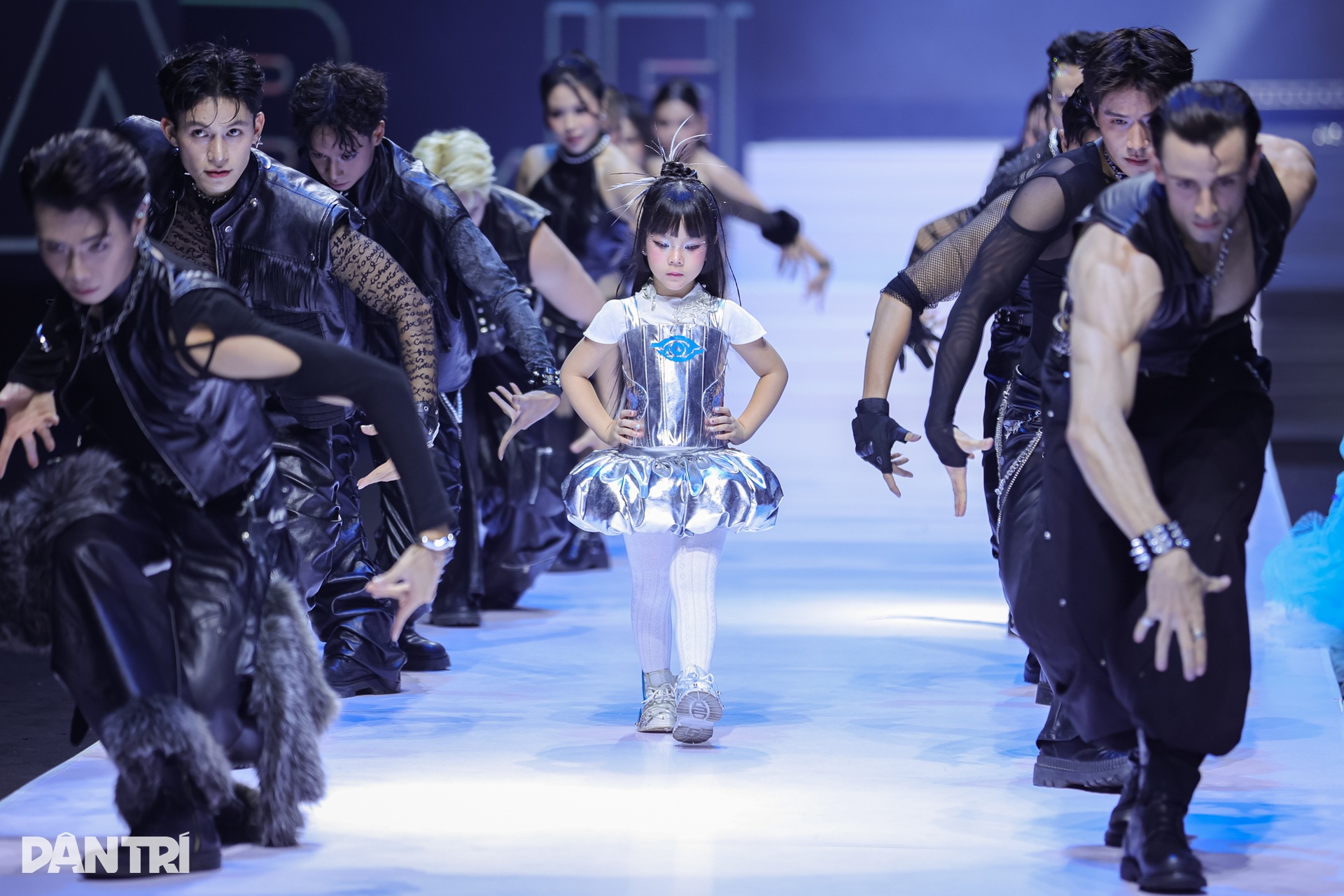 “Chị đẹp” Lynk Lee khoe nét nữ tính trên sàn diễn thời trang - 12