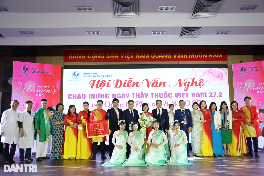 Những chiến sĩ áo trắng Viện Lão khoa Trung ương tỏa sáng trên sân khấu - 2 Những chiến sĩ áo trắng Viện Lão khoa Trung ương tỏa sáng trên sân khấu - 2