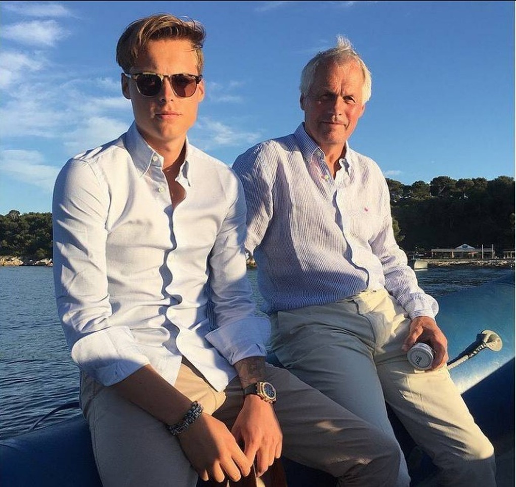 Chân dung anh chàng sau một đêm thành tỷ phú: Đẹp trai, vẫn độc thân - 1 Chân dung anh chàng sau một đêm thành tỷ phú: Đẹp trai, vẫn độc thân - 1