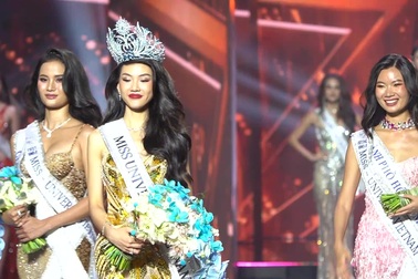 Khoảnh khắc đăng quang của Bùi Quỳnh Hoa