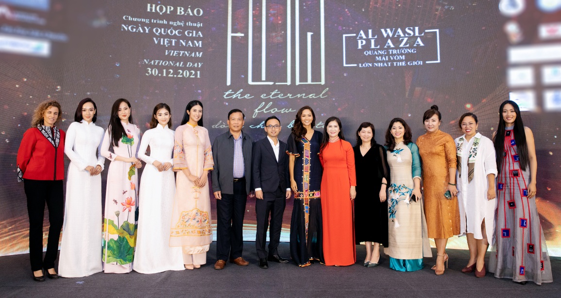 Hoa hậu Khánh Ngân, Ngọc Hân bất ngờ chọn cùng tông áo dài - 1 Hoa hậu Khánh Ngân, Ngọc Hân bất ngờ chọn cùng tông áo dài - 1