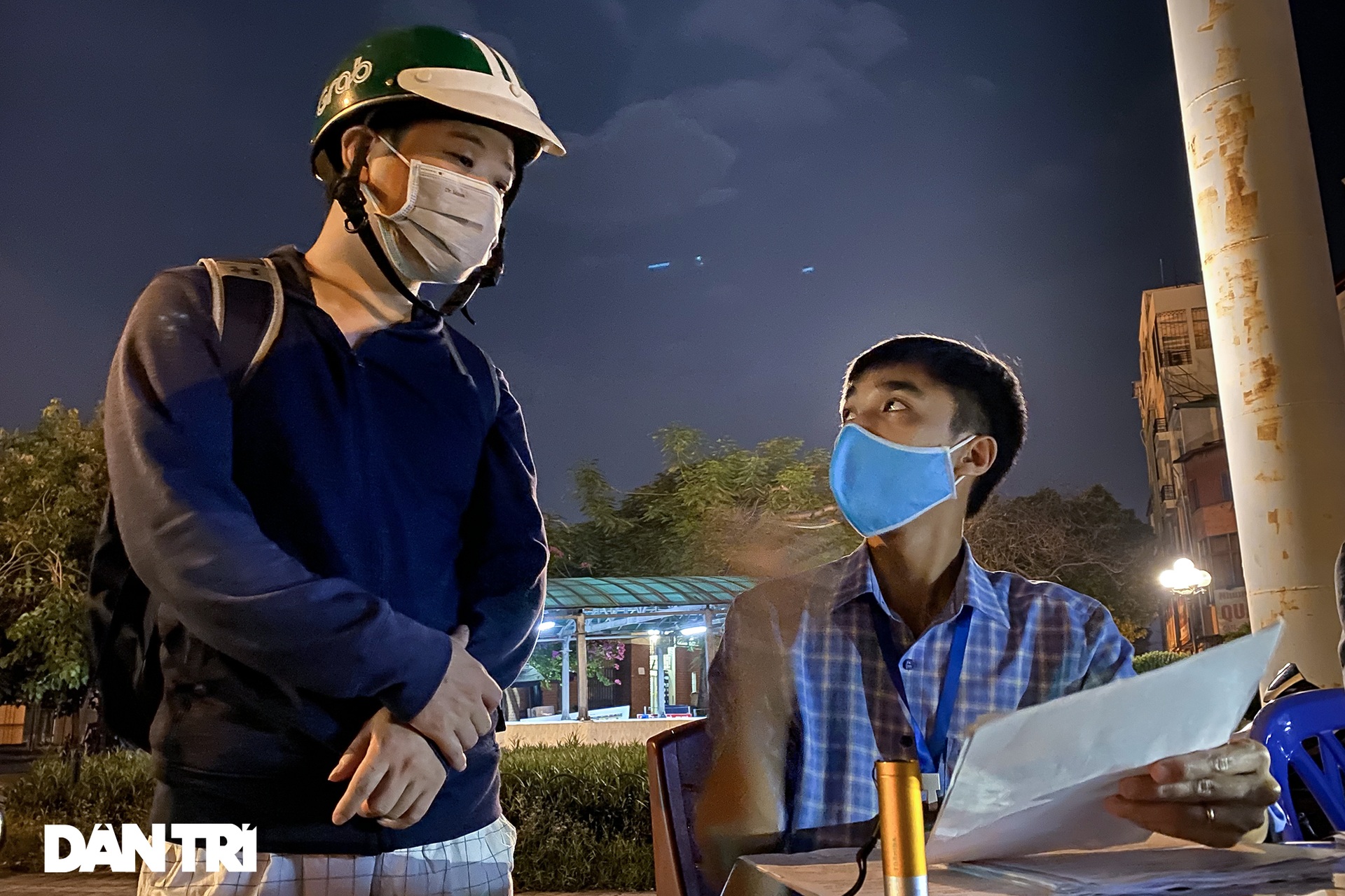 Hà Nội: Xuyên đêm kiểm soát, xử phạt người dân ra đường không lý do - 11