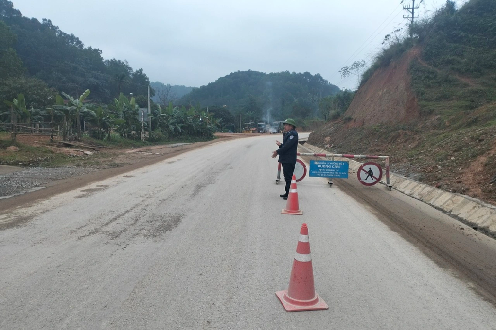 Hàng nghìn mét khối đất đá sạt lở, đường lên cửa khẩu Cầu Treo tê liệt - 2 Hàng nghìn mét khối đất đá sạt lở, đường lên cửa khẩu Cầu Treo tê liệt - 2