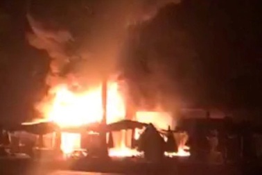 Cháy chợ lúc rạng sáng, 30 ki ốt bị thiêu rụi