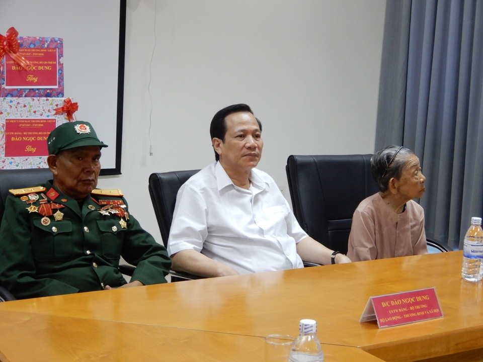 Bộ trưởng Bộ LĐ-TBXH thăm và tặng quà cho người có công tại Đà Nẵng - 1 Bộ trưởng Bộ LĐ-TBXH thăm và tặng quà cho người có công tại Đà Nẵng - 1
