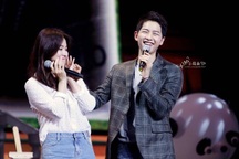 Những hình ảnh “ngọt như đường” của cặp đôi Song Hye Kyo và Song Joong Ki