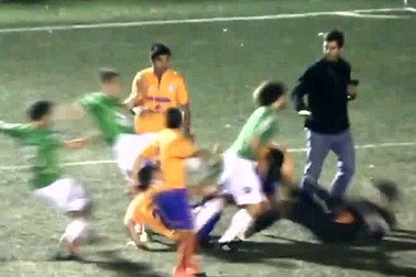 Sân cỏ biến thành võ đài, 12 cầu thủ lĩnh thẻ đỏ tại Argentina