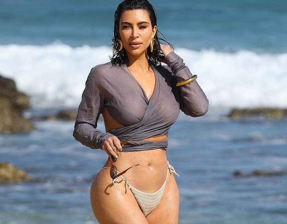 Kim Kardashian quyến rũ sải bước trên biển - 2 Kim Kardashian quyến rũ sải bước trên biển - 2