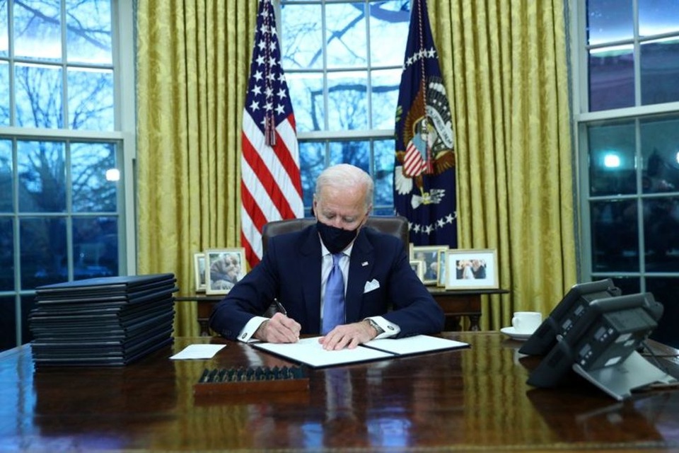 Ông Biden ký 15 sắc lệnh đầu tiên đảo ngược chính sách của ông Trump - 1 Ông Biden ký 15 sắc lệnh đầu tiên đảo ngược chính sách của ông Trump - 1