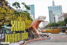 Những hình ảnh trang trí Tết 2022 đầu tiên trên Đường hoa Nguyễn Huệ