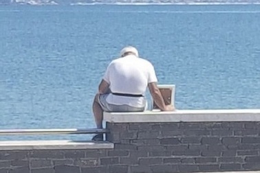 Câu chuyện tình cảm động của cụ ông 70 tuổi khiến dân mạng ngưỡng mộ