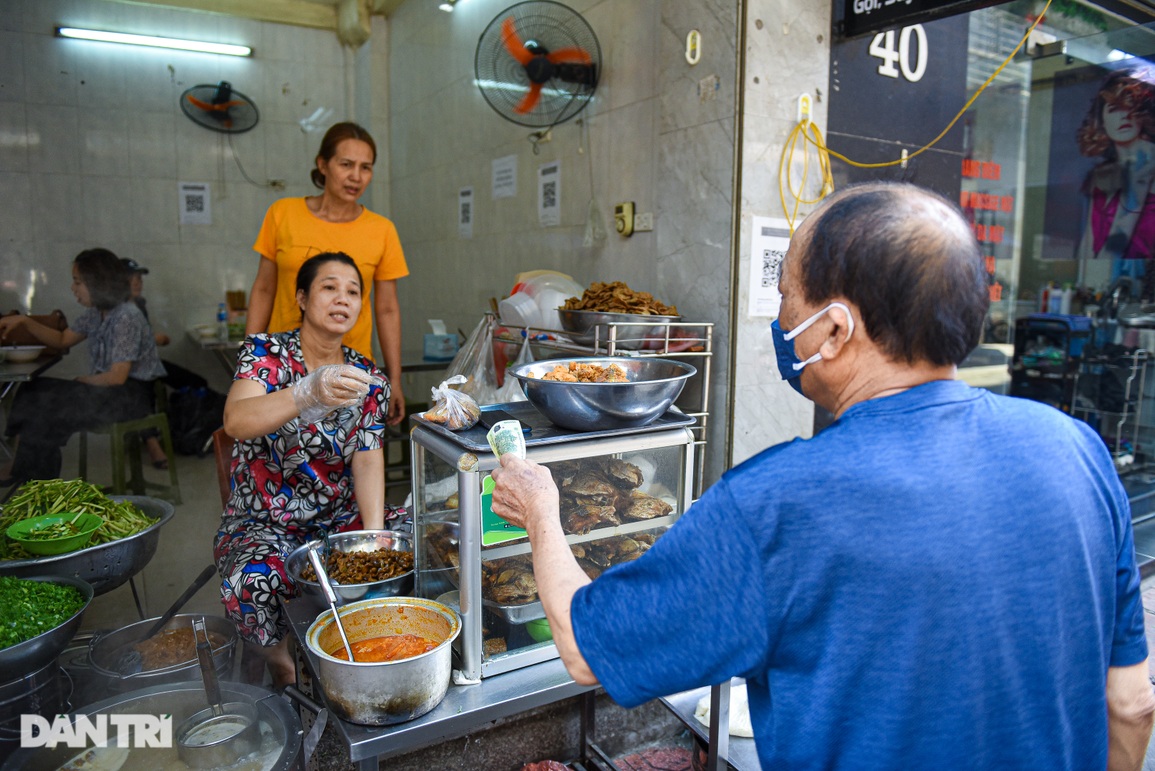 Quán bún đầu cá độc nhất Hà Nội, bà chủ bán cả tạ cá một ngày - 12 Quán bún đầu cá độc nhất Hà Nội, bà chủ bán cả tạ cá một ngày - 12