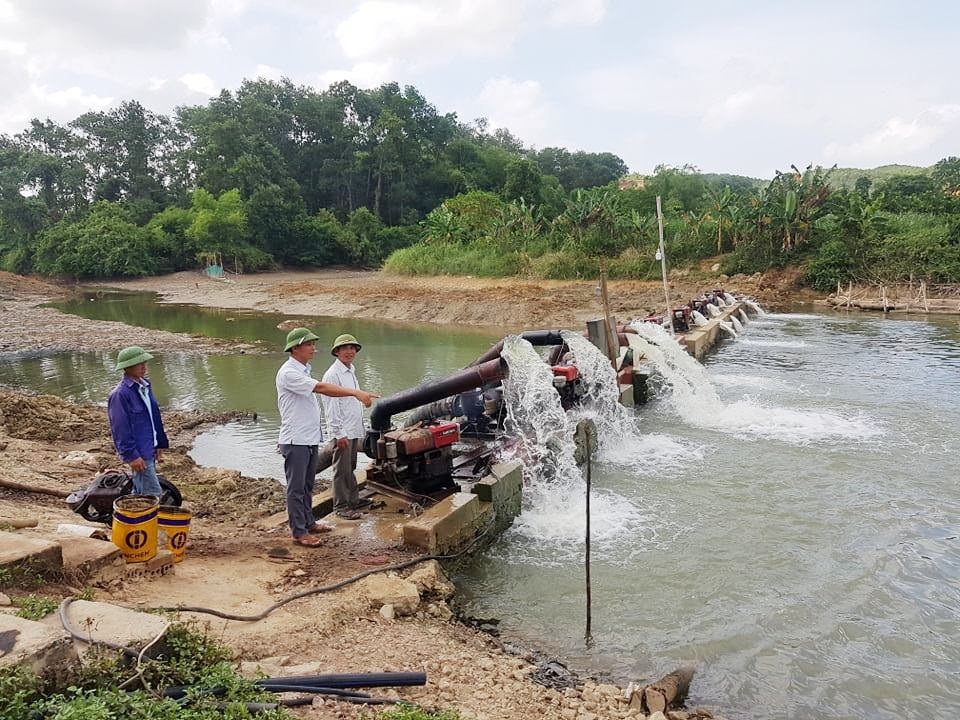 Ruộng nứt nẻ, lúa khô cháy, nông dân căng mình chống hạn - 6 Ruộng nứt nẻ, lúa khô cháy, nông dân căng mình chống hạn - 6
