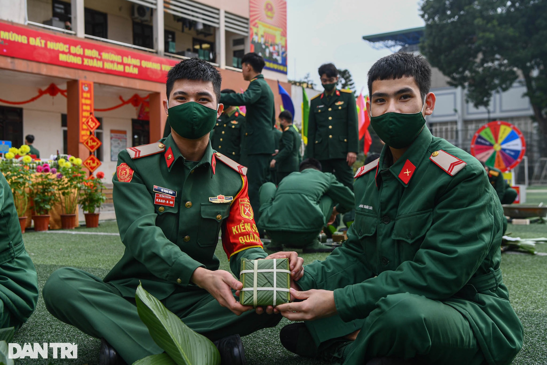 Các chiến sĩ Lữ đoàn Cận vệ trổ tài gói bánh chưng đón Tết - 10 Các chiến sĩ Lữ đoàn Cận vệ trổ tài gói bánh chưng đón Tết - 10
