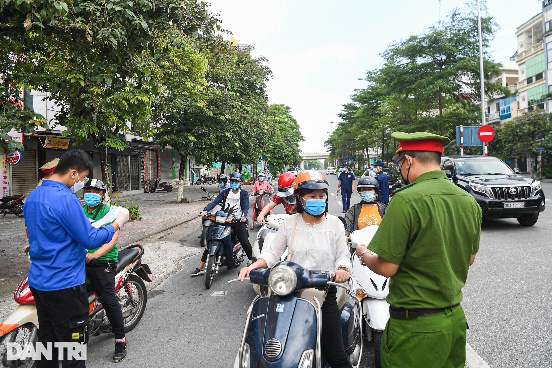 Nhiều tuyến đường Hà Nội đông đúc xe cộ ngày đầu tuần - 6 Nhiều tuyến đường Hà Nội đông đúc xe cộ ngày đầu tuần - 6