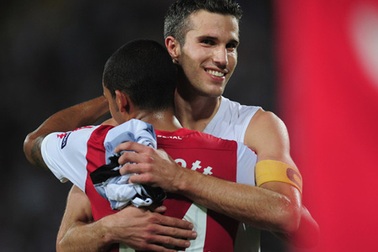 Van Persie lần đầu trở lại Emirates: Đã qua rồi những ngày xưa thân ái