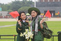 Hàng nghìn người đổ về Quảng trường Ba Đình dự lễ thượng cờ dịp 30/4