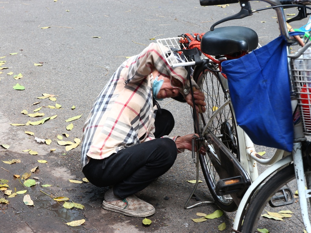 Hà Nội: Phận người mấy mươi năm tha hương, bám víu đường phố mưu sinh - 4 Hà Nội: Phận người mấy mươi năm tha hương, bám víu đường phố mưu sinh - 4