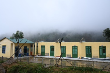 Lớp học tạm dưới hiên của thầy trò vùng núi lở