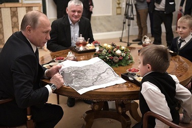 Tổng thống Putin tặng món quà đặc biệt cho cậu bé mắc bệnh xương thủy tinh