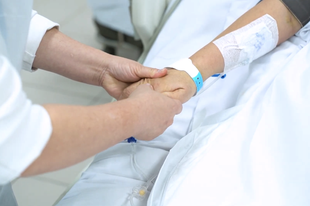 Người phụ nữ ở TPHCM ngộ độc thuốc tê nguy kịch sau hút mỡ tại phòng khám - 2