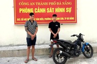 Hai thanh niên mang theo kiếm “dương oai” trên đường phố