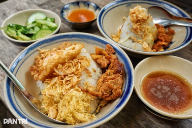 Quán xôi Bắc ở "khu nhà giàu" TPHCM gây sốt, khách đợi 1 tiếng mới có chỗ