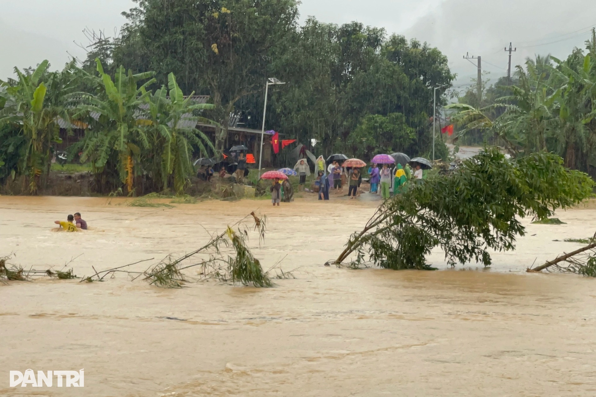 Sẽ xuyên đêm sơ tán người dân vùng lũ bằng mọi giá - 3 Sẽ xuyên đêm sơ tán người dân vùng lũ bằng mọi giá - 3