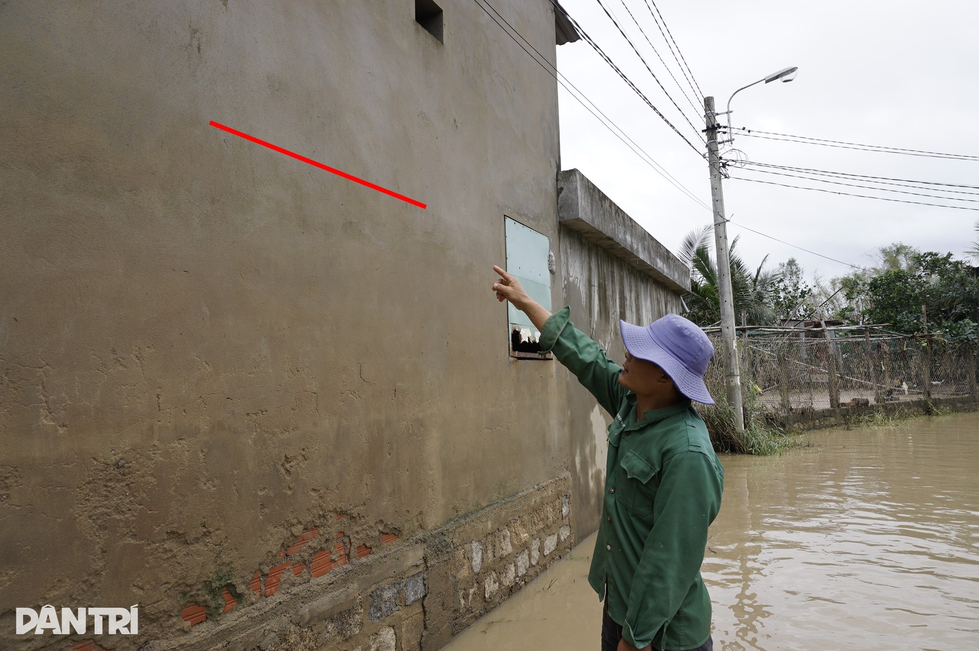 Người phụ nữ nghèo bật khóc vì 6 con bò bị lũ dữ cuốn trôi - 7