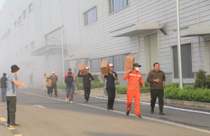 Công nhân Công ty TNHH Công nghiệp Jinko Solar Việt Nam di chuyển tài sản khi xảy ra cháy.