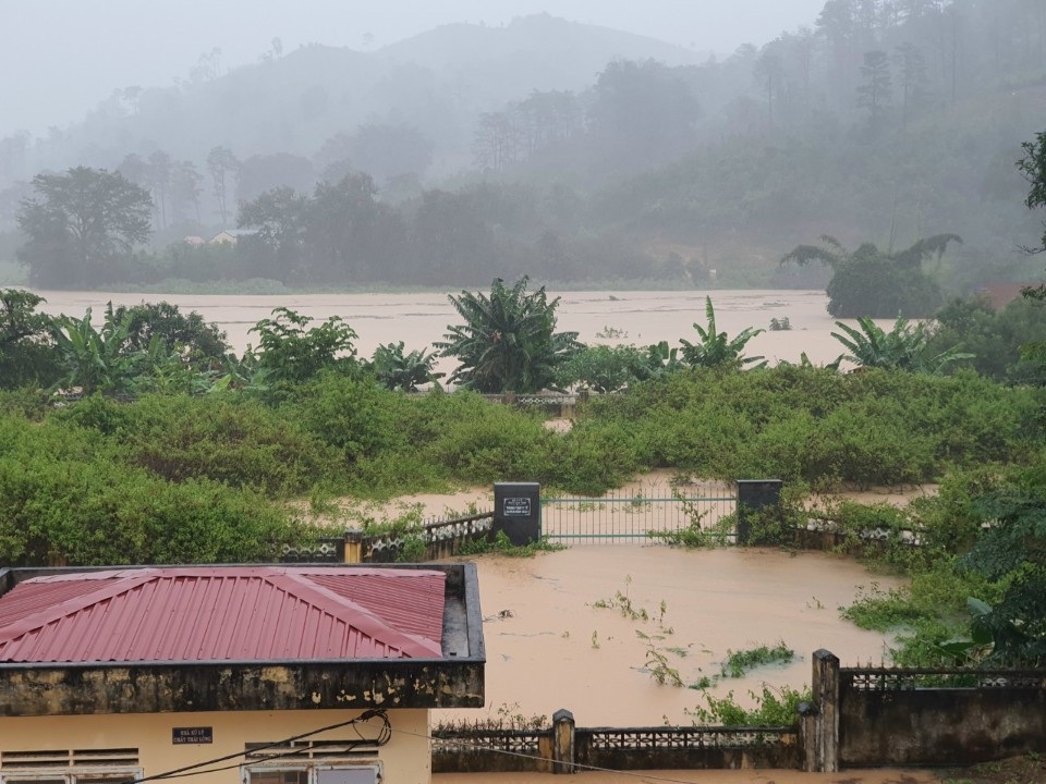  Chính quyền giúp di dời hàng trăm hộ dân cùng tài sản ra khỏi vùng lũ - 14