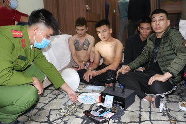 Bắt nhóm nam nữ tổ chức bay lắc trong khách sạn