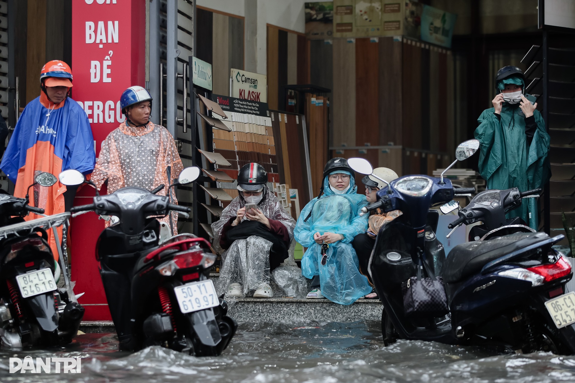 Nhiều tuyến đường ở TPHCM biến thành sông sau cơn mưa lớn - 6 Nhiều tuyến đường ở TPHCM biến thành sông sau cơn mưa lớn - 6