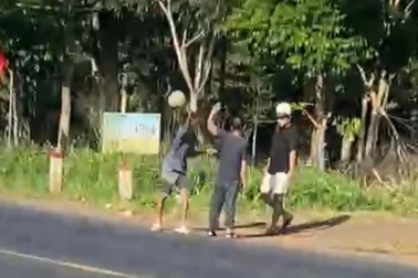 Đang đi đường bị kẻ say rượu đánh vỡ sọ