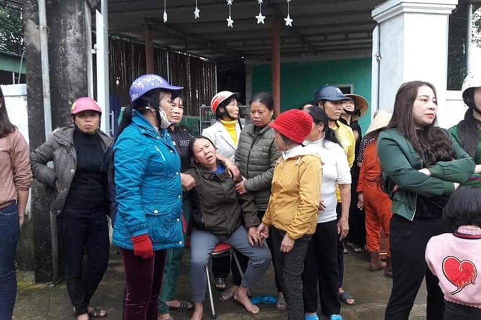 Vợ chồng khóc thảm nhìn căn nhà cháy thành than ngày đầu năm - 3 Vợ chồng khóc thảm nhìn căn nhà cháy thành than ngày đầu năm - 3