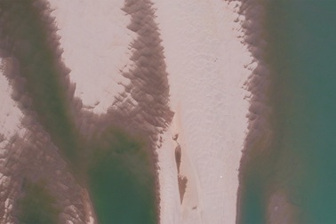 Dòng chảy thu hẹp, sông Đà trơ đáy