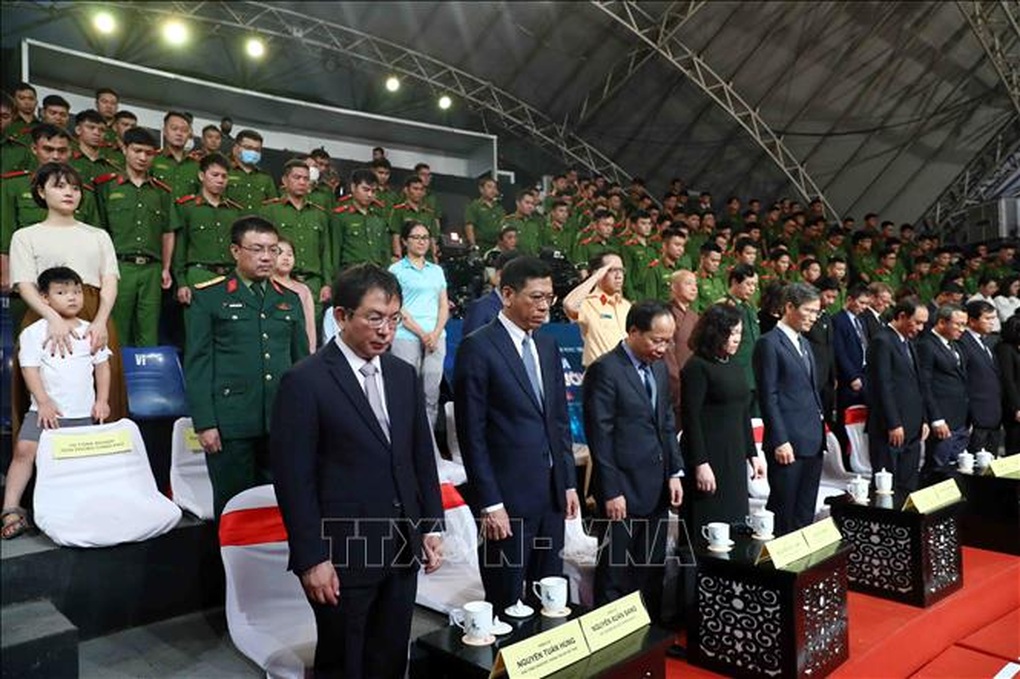 Bộ trưởng Nguyễn Văn Thắng: Sau những cái chết do TNGT là hàng ngàn tổ ấm bị tổn thương - 3 Bộ trưởng Nguyễn Văn Thắng: Sau những cái chết do TNGT là hàng ngàn tổ ấm bị tổn thương - 3