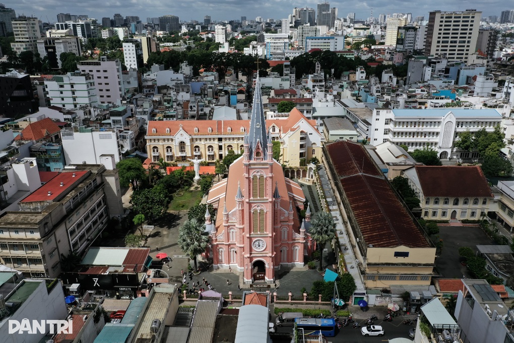 Khách Tây bay hàng ngàn cây số, xuýt xoa trước “nhà thờ hồng” ở TPHCM - 2 Khách Tây bay hàng ngàn cây số, xuýt xoa trước “nhà thờ hồng” ở TPHCM - 2