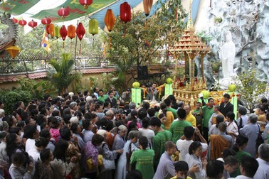 Đầu xuân chiêm bái Xá lợi và Phật ngọc Quan Âm