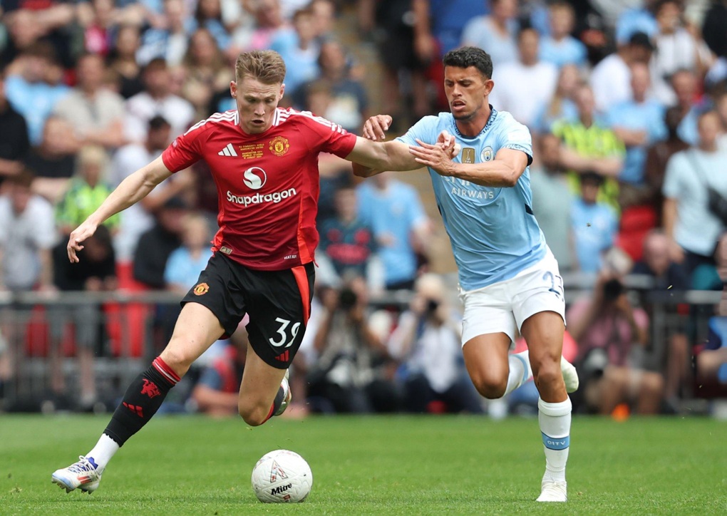 Man Utd đồng ý bán tiền vệ McTominay cho Napoli - 2 Man Utd đồng ý bán tiền vệ McTominay cho Napoli - 2