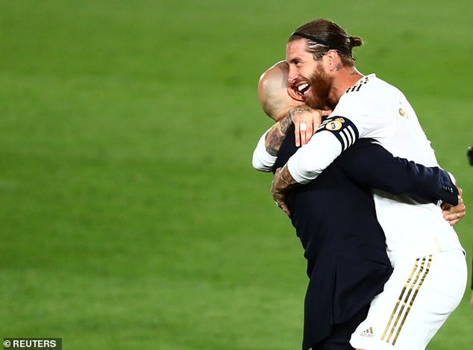 Benzema lập cú đúp, Real Madrid vô địch La Liga lần thứ 34 - 7 Benzema lập cú đúp, Real Madrid vô địch La Liga lần thứ 34 - 7