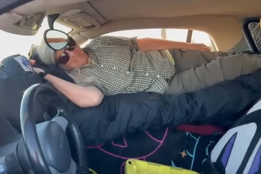 Người phụ nữ sống trong một chiếc xe mini thay cho nhà