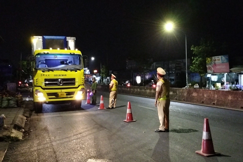 CSGT kiểm tra độ cồn, người vi phạm nói chỉ uống 2-3 lon cho vui - 1 CSGT kiểm tra độ cồn, người vi phạm nói chỉ uống 2-3 lon cho vui - 1