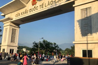 Nghỉ lễ, hàng nghìn người xếp hàng qua cửa khẩu Lào Cai sang Trung Quốc