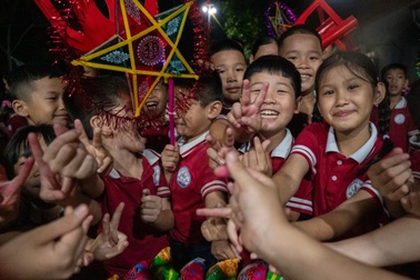 Trung thu tới sớm với 230 em nhỏ vùng cao dưới ánh đèn ông sao lung linh
