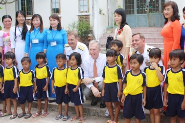 Đại sứ Ted Osius thăm trường học do Hải quân Mỹ sửa chữa