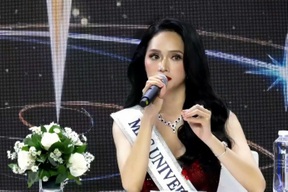Hương Giang nói về giới tính tại Miss Universe: "Tôi có hồ sơ đầy đủ"