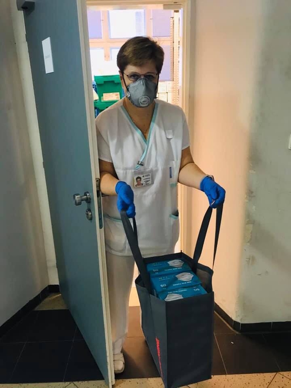 Người Việt tại Séc may khẩu trang phát tặng chống dịch Covid-19 - 14 Người Việt tại Séc may khẩu trang phát tặng chống dịch Covid-19 - 14